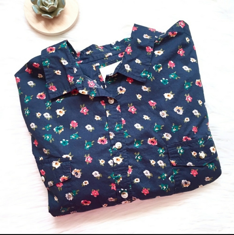🛍 🌺 Navy Floral Button Down Blouse 🌺